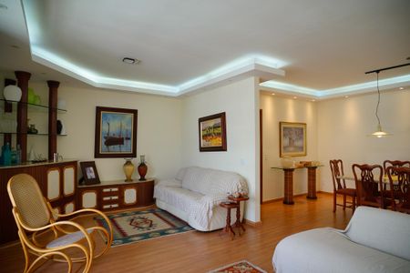 Apartamento à venda com 210m², 3 quartos e 1 vaga Apartamento à venda com 210m², 3 quartos e 1 vagaSala