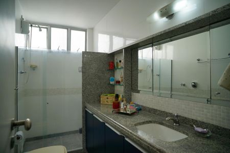 Apartamento à venda com 210m², 3 quartos e 1 vaga Apartamento à venda com 210m², 3 quartos e 1 vagaBanheiro da Suíte