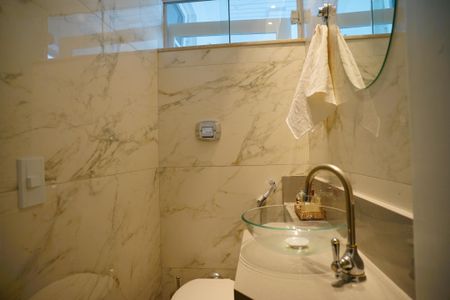 Apartamento à venda com 210m², 3 quartos e 1 vaga Apartamento à venda com 210m², 3 quartos e 1 vagaLavabo