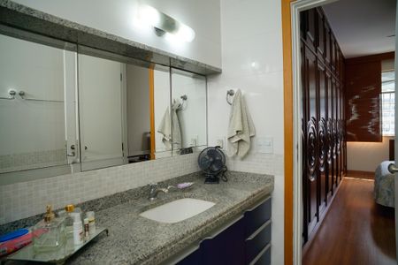 Apartamento à venda com 210m², 3 quartos e 1 vaga Apartamento à venda com 210m², 3 quartos e 1 vagaBanheiro da Suíte