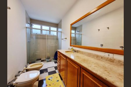 Casa para alugar com 812m², 3 quartos e 6 vagas Casa para alugar com 812m², 3 quartos e 6 vagasBanheiro da Suíte 1