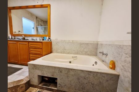 Casa para alugar com 812m², 3 quartos e 6 vagas Casa para alugar com 812m², 3 quartos e 6 vagasBanheiro da Suíte 2