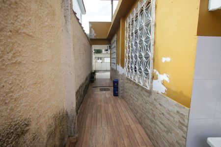 Casa à venda com 90m², 3 quartos e 2 vagasCorredor lateral