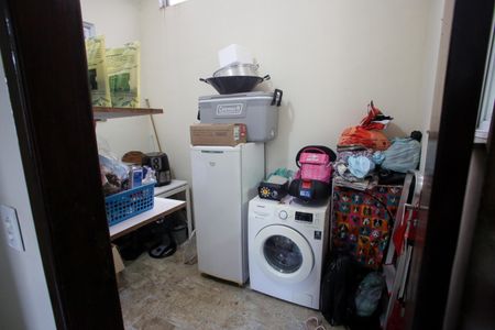 Casa à venda com 90m², 3 quartos e 2 vagasDespensa