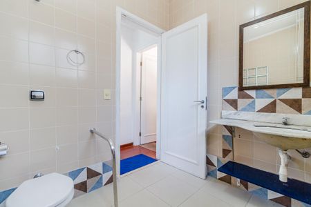 Casa à venda com 220m², 3 quartos e 2 vagasBanheiro