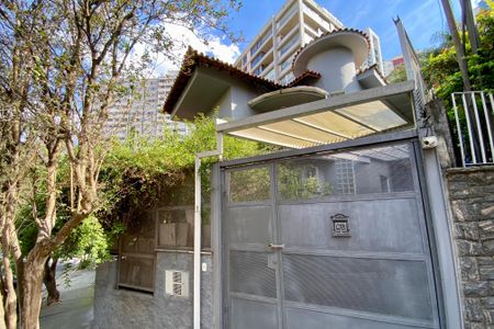 Casa à venda com 220m², 3 quartos e 2 vagasFachada