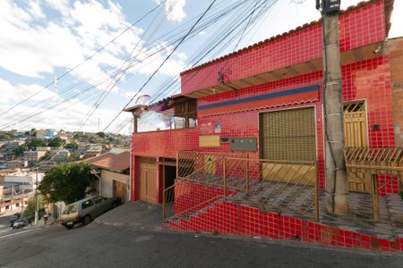 Casa à venda com 420m², 4 quartos e 4 vagas Casa à venda com 420m², 4 quartos e 4 vagasFachada - Placa