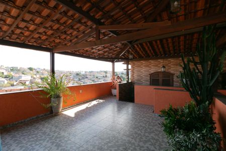 Casa à venda com 420m², 4 quartos e 4 vagas Casa à venda com 420m², 4 quartos e 4 vagasTerraço