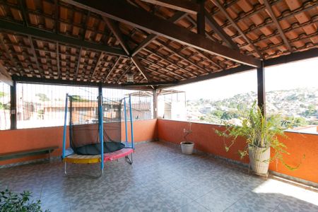 Casa à venda com 420m², 4 quartos e 4 vagas Casa à venda com 420m², 4 quartos e 4 vagasTerraço