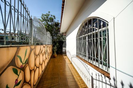 Casa à venda com 233m², 3 quartos e 2 vagasCorredor lateral
