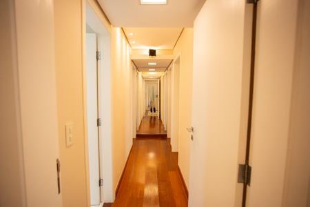 Apartamento à venda com 227m², 4 quartos e 3 vagas Apartamento à venda com 227m², 4 quartos e 3 vagasCorredor