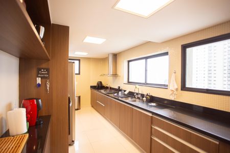 Apartamento à venda com 227m², 4 quartos e 3 vagas Apartamento à venda com 227m², 4 quartos e 3 vagasCozinha