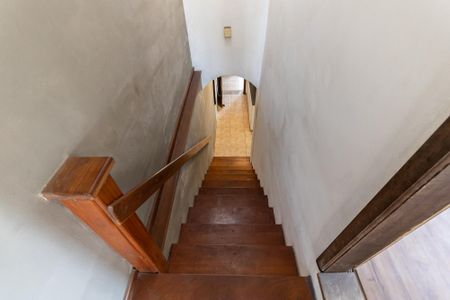 Casa à venda com 276m², 4 quartos e 4 vagas Casa à venda com 276m², 4 quartos e 4 vagasEscada