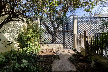 Casa à venda com 276m², 4 quartos e 4 vagas Casa à venda com 276m², 4 quartos e 4 vagasEntrada