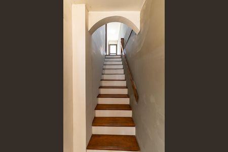 Casa à venda com 276m², 4 quartos e 4 vagas Casa à venda com 276m², 4 quartos e 4 vagasEscada