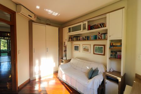 Casa de condomínio à venda com 300m², 4 quartos e 1 vagaEscritório