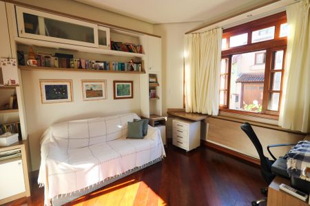 Casa de condomínio à venda com 300m², 4 quartos e 1 vagaEscritório