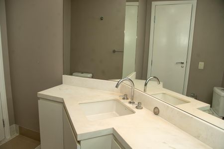 Apartamento à venda com 220m², 3 quartos e 3 vagas Apartamento à venda com 220m², 3 quartos e 3 vagasBanheiro da Suíte 2
