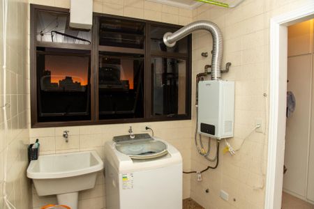 Apartamento à venda com 220m², 3 quartos e 3 vagas Apartamento à venda com 220m², 3 quartos e 3 vagasÁrea de Serviço