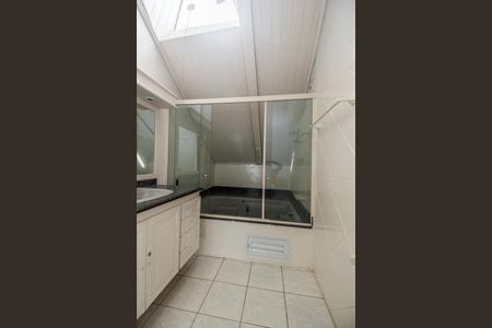 Casa de condomínio para alugar com 1700m², 6 quartos e 10 vagasBanheiro da Suíte 1