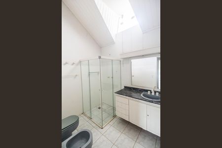 Casa de condomínio para alugar com 1700m², 6 quartos e 10 vagasBanheiro da Suíte 2