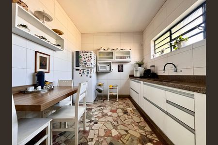 Casa para alugar com 247m², 4 quartos e 6 vagasCozinha