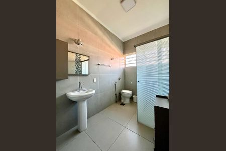 Casa para alugar com 247m², 4 quartos e 6 vagasBanheiro Social