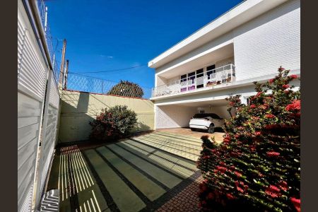 Casa para alugar com 247m², 4 quartos e 6 vagasFachada