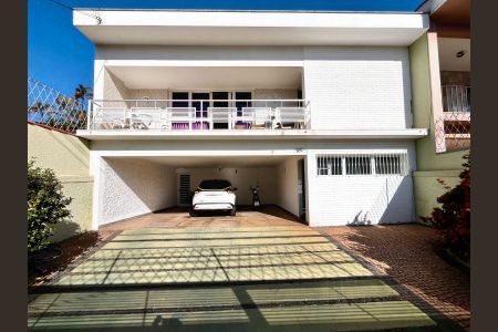 Casa para alugar com 247m², 4 quartos e 6 vagasFachada