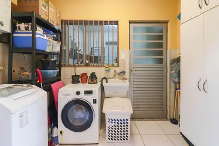 Casa de condomínio à venda com 200m², 3 quartos e 3 vagas Casa de condomínio à venda com 200m², 3 quartos e 3 vagasLavanderia