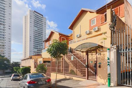 Casa de condomínio à venda com 200m², 3 quartos e 3 vagas Casa de condomínio à venda com 200m², 3 quartos e 3 vagasFachada