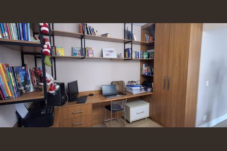 Casa à venda com 151m², 4 quartos e 3 vagas Casa à venda com 151m², 4 quartos e 3 vagasEscritório