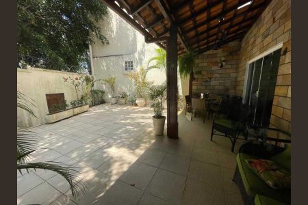 Casa à venda com 252m², 4 quartos e 2 vagas