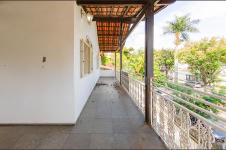 Casa à venda com 424m², 4 quartos e 6 vagas Casa à venda com 424m², 4 quartos e 6 vagasÁrea Externa