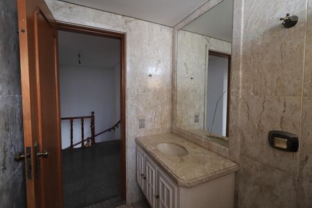 Casa à venda com 319m², 5 quartos e 5 vagasBanheiro Social