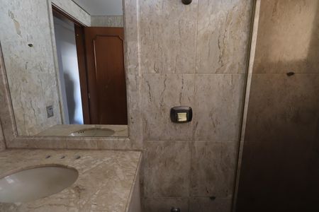 Casa à venda com 319m², 5 quartos e 5 vagasBanheiro Social