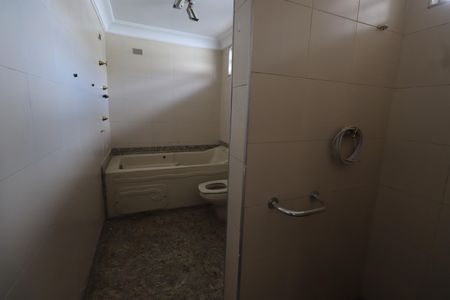 Casa à venda com 319m², 5 quartos e 5 vagasBanheiro da Suíte 2
