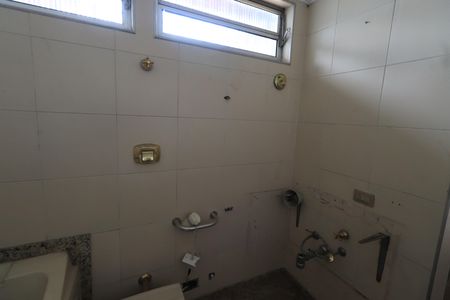 Casa à venda com 319m², 5 quartos e 5 vagasBanheiro da Suíte 2