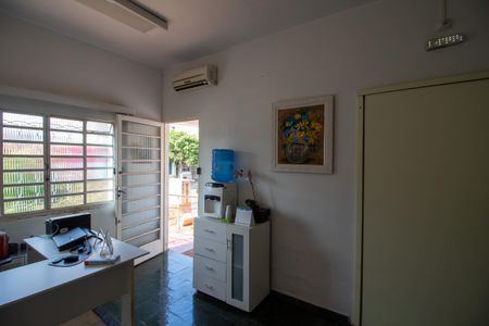 Casa à venda com 243m², 2 quartos e 2 vagas Casa à venda com 243m², 2 quartos e 2 vagasSala