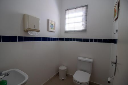 Casa à venda com 243m², 2 quartos e 2 vagas Casa à venda com 243m², 2 quartos e 2 vagasBanheiro