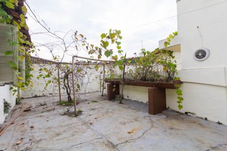 Casa à venda com 220m², 4 quartos e 3 vagas Casa à venda com 220m², 4 quartos e 3 vagasQuintal