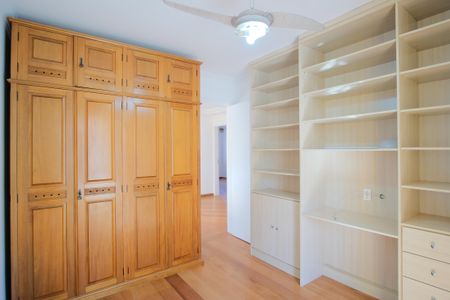 Casa de condomínio à venda com 290m², 5 quartos e 4 vagasQuarto 2