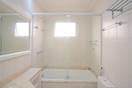 Casa de condomínio à venda com 290m², 5 quartos e 4 vagasBanheiro da Suíte 1