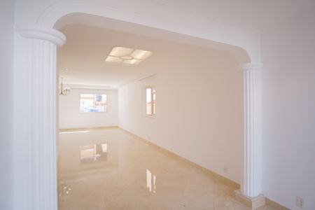 Casa de condomínio à venda com 290m², 5 quartos e 4 vagasSala