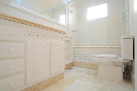 Casa de condomínio à venda com 290m², 5 quartos e 4 vagasBanheiro da Suíte 1