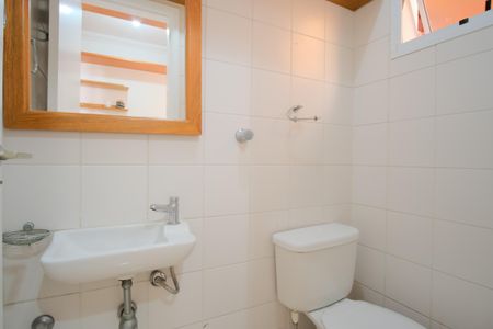 Casa de condomínio à venda com 290m², 5 quartos e 4 vagasBanheiro de Serviço