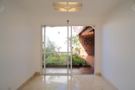 Casa de condomínio à venda com 290m², 5 quartos e 4 vagasQuintal