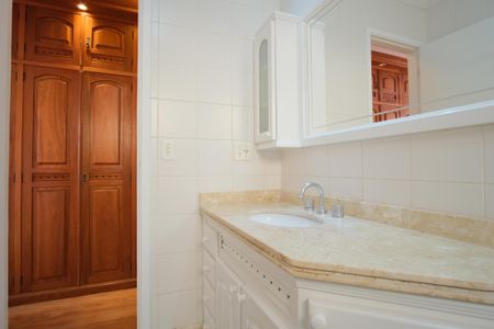 Casa de condomínio à venda com 290m², 5 quartos e 4 vagasBanheiro da Suíte 1