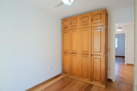 Casa de condomínio à venda com 290m², 5 quartos e 4 vagasQuarto 2