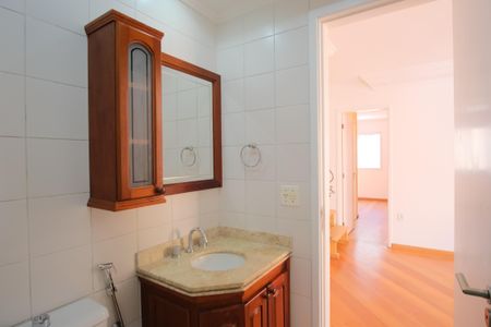 Casa de condomínio à venda com 290m², 5 quartos e 4 vagasBanheiro Social